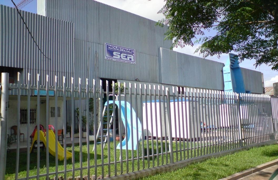 Fotografía de la planta de Industrias SER en Bolivia en el año 2013, dedicada a la fabricación de productos de plástico reforzado con fibra de vidrio (PRFV).