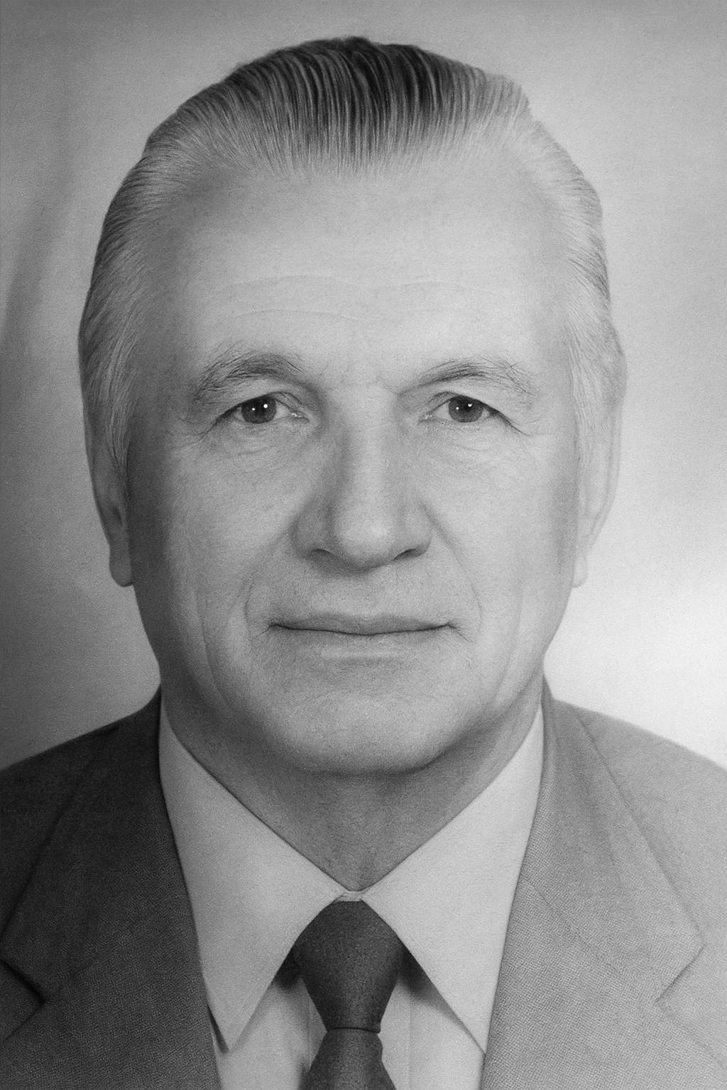 Retrato en blanco y negro de Juan Mario, fundador de Industrias SER en Bolivia, pionero en la fabricación de productos de fibra de vidrio (PRFV) desde 1978
