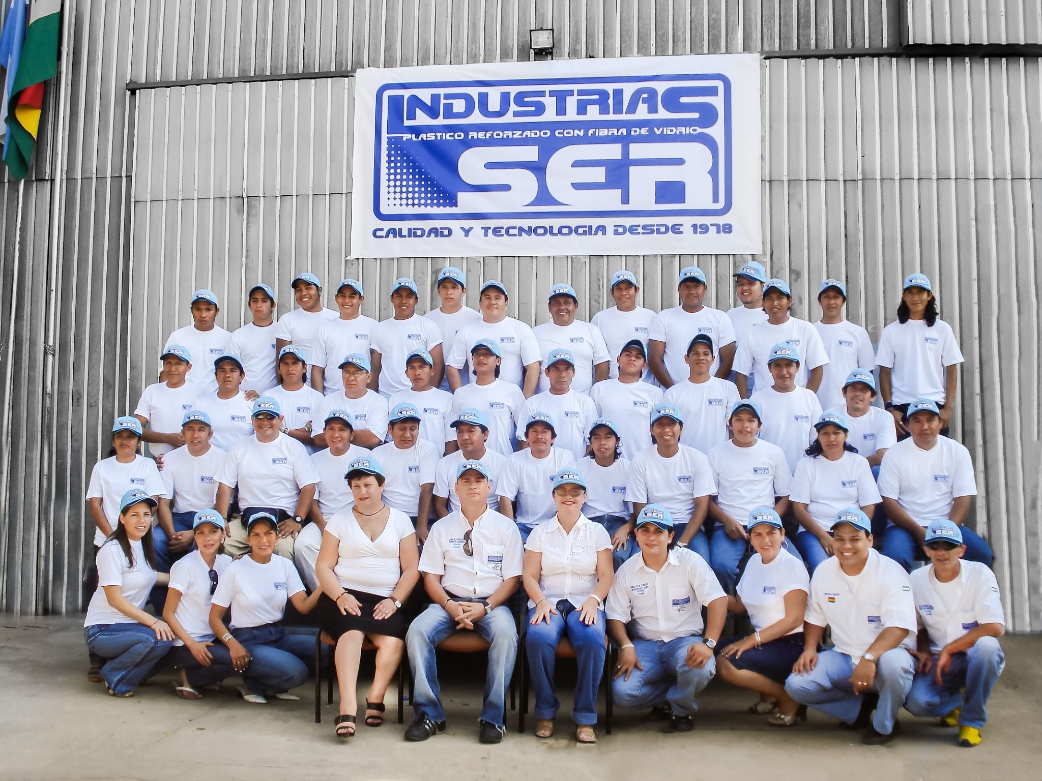Fotografía grupal del equipo de Industrias SER en Bolivia, especialistas en productos de plástico reforzado con fibra de vidrio (PRFV).