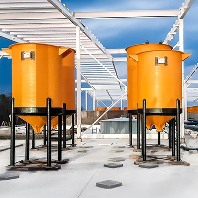 Tanques industriales en fibra de vidrio (PRFV) para manejo de productos corrosivos fabricados por Industrias SER Bolivia